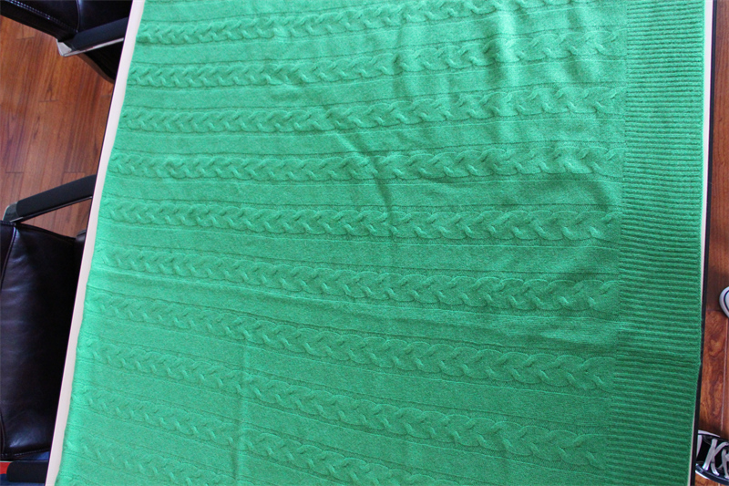 Large Cable Knit Throw Blanket in Pure Cashmere