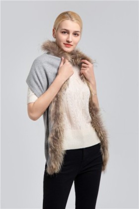 Triangle scarf with fur trim CS18538, CS18538